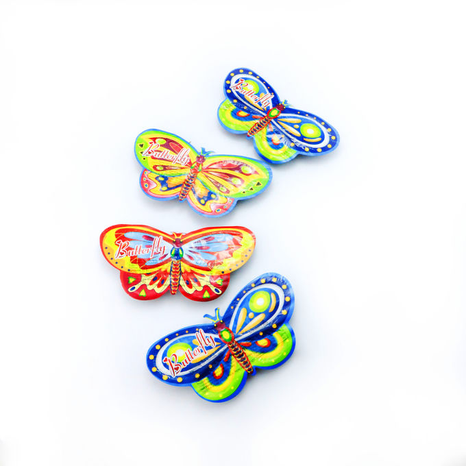 L'animale multicolore ha modellato il cioccolato con il biscotto di forma della farfalla/forma della palla